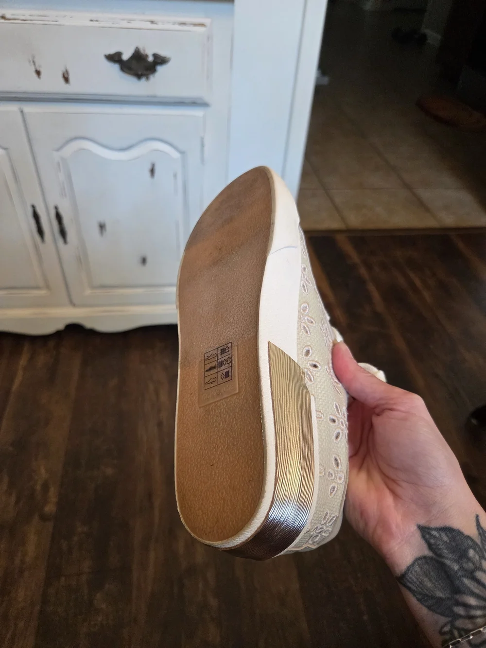 Women’s Oatmeal Floral Embroidered Low-Top Dolce Vitas